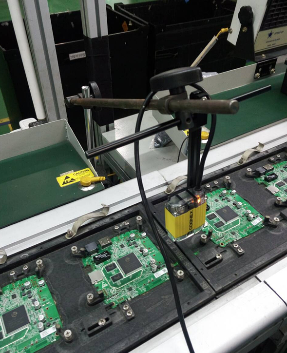 利用条码阅读器扫描PCB电路板上的二维码条形码